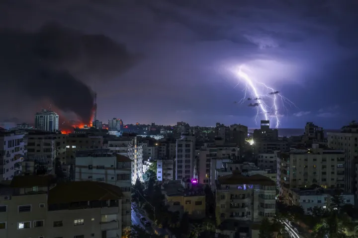 Villámcsapás és füst gomolyog egy izraeli légicsapást követően Gázában 2023. október 9-én – Fotó: Mohammed Abed / AFP