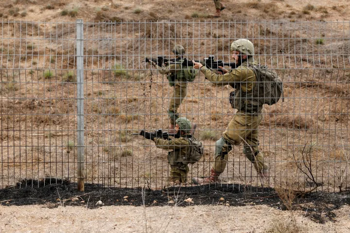 Izraeli katonák a Gázához közeli határon, a dél-izraeli Szderót közelében, 2023. október 9-én – Fotó: Amir Cohen / Reuters