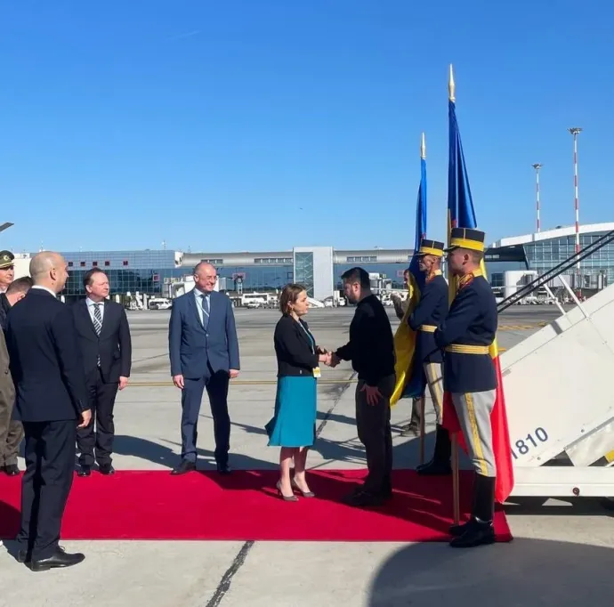 Odobescu és Zelenszkij a bukaresti reptéren – Fotó: Külügyminisztérium X-oldala