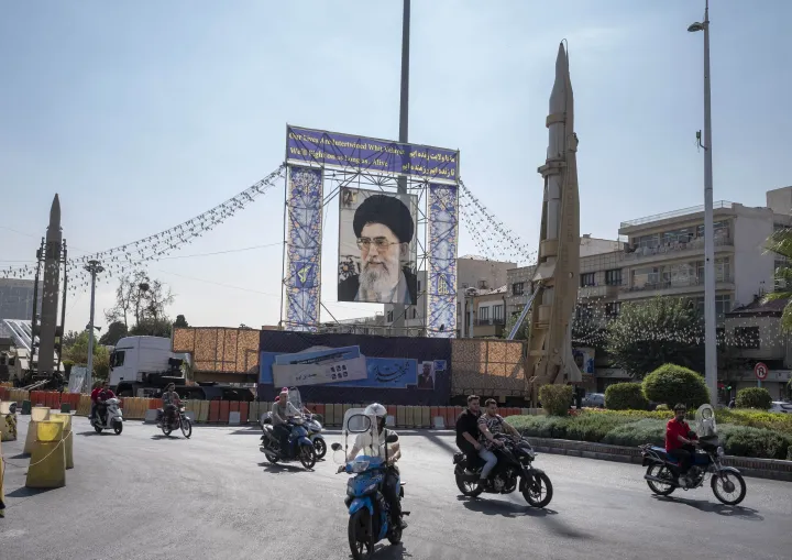 Ali Hamenei óriási portréja két rakéta között az iráni-iraki háború évfordulójára emlékező katonai kiállításon, Teheránban – Fotó: Morteza Nikoubazl / NurPhoto / AFP