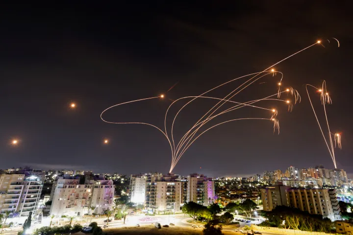 A Vaskupola nevű rakétaelhárító rendszer a Gázai övezetből kilőtt rakétákat semmisít meg az izraeli Askelón felett 2023. október 9-én – Fotó: Amir Cohen / Reuters