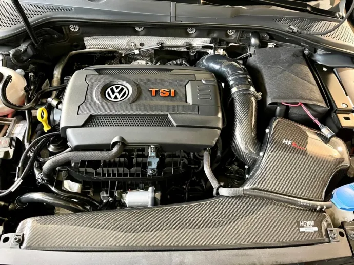 Egy VW Golf VII GTI motortere, engedélyezett sportlégszűrő-rendszerrel – Fotó: O.CT Tuning