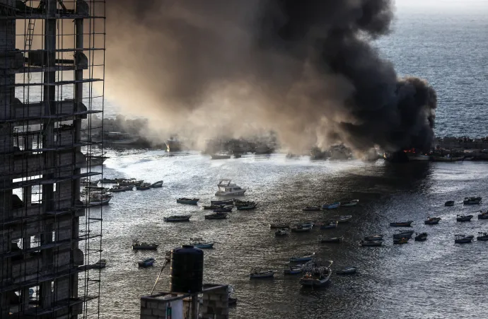 Halászhajó lángol a kikötőben az izraeli csapások után – Fotó: Majdi Fathi / Majdi Fathi/NurPhoto