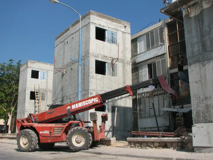 Egy izraeli lakóház kibővítése magánóvóhellyel Szdérotban, 2010-ben – Fotó: מיכאל יעקובסון / Wikimedia Commons