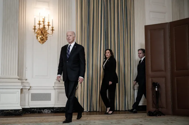 Joe Biden amerikai elnök érkezik a Fehér Házban tartott beszédére. Mögött Kamala Harris alelnök és Antony Blinken külügyminiszter – Fotó: Drew Angerer / Getty Images North America / Getty Images via AFP