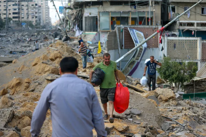 Palesztinok a Gázai övezetben lévő Khan Júniszban, ahol napok óta hajt végre légicsapásokat Izrael célpontok ellen – Fotó: Mohamed Zaanoun / Middle East Images / Middle East Images via AFP
