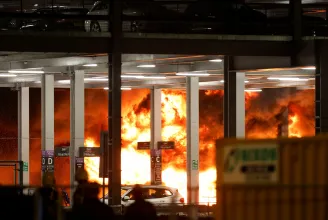 Hatalmas tűz volt a londoni Luton repülőtér parkolóházában, szerda délig nem járnak a gépek