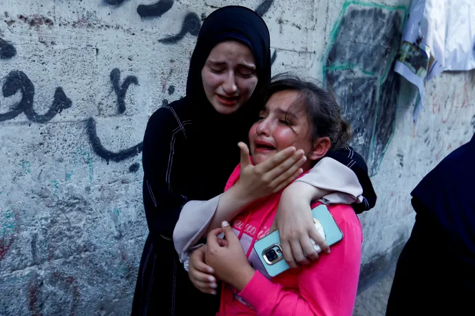 A Hamász politikai irodájának tagja lányát vigasztalják, miközben sír apja temetésén, miután meghalt egy légicsapásban, Khan Younisban, a Gázai övezet déli részén, 2023. október 10-én – Fotó: Ibraheem Abu Mustafa