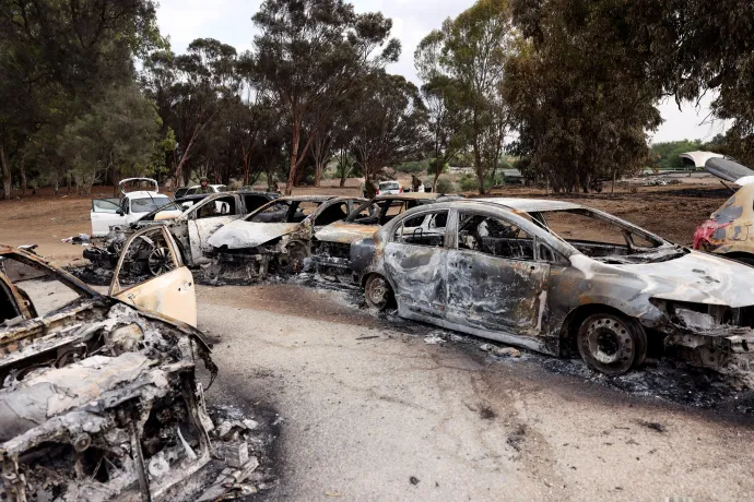 Kiégett autók a Nova zenei fesztivál területén, Izrael déli részén, ahova Hamász-fegyveresek behatoltak, és legalább 260 embert megöltek 2023. október 10-én – Fotó: Ronen Zvulun / Reuters