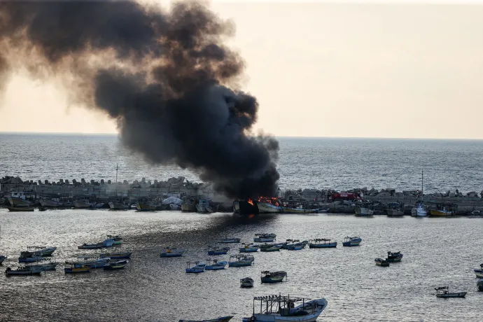 Füst száll fel lehorgonyzott hajókból egy izraeli légicsapás után a gázai kikötőben 2023. október 10-én – Fotó: Mustafa M. B. Hassouna / Anadolu Agency / AFP