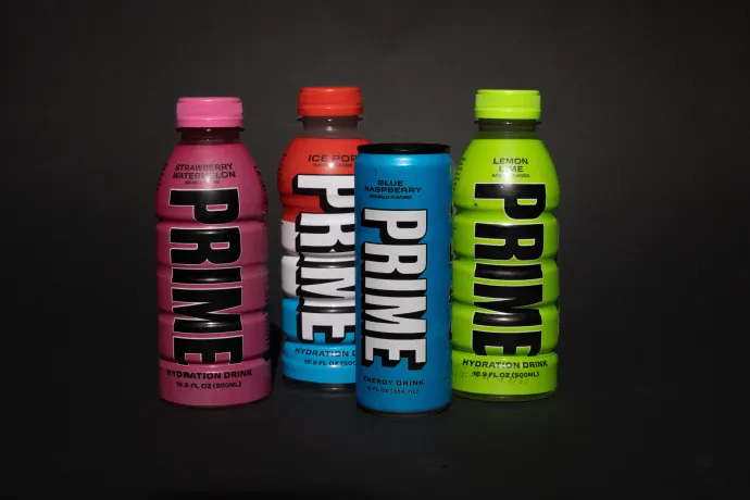 Palackban balról jobbra: Prime Hydration Strawberry Watermelon, Ice Pop és Lemon Lime, dobozban: Prime Energy Blue Raspberry – Fotó: Hevesi-Szabó Lujza / Telex