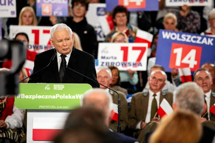 Jaroslaw Kaczyński, a Jog és Igazságosság párt (PiS) vezetője egy kampányrendezvényen beszél Przysuchában 2023. október 9-én – Fotó: Marcin Kucewicz / Agencja Wyborcza / Reuters
