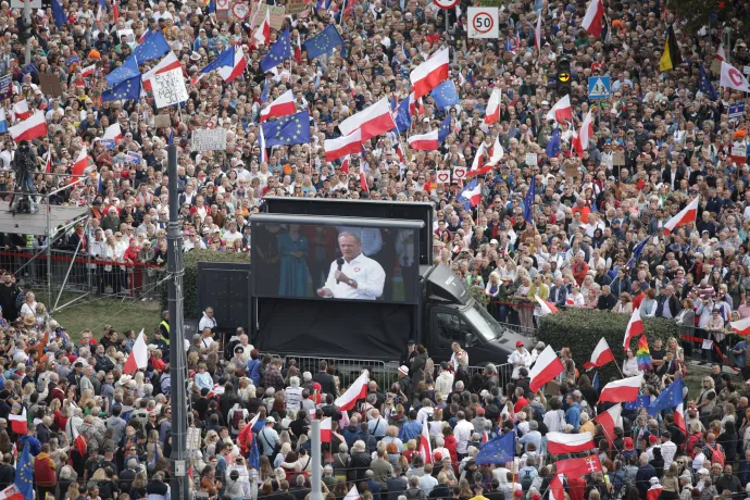 Donald Tusk beszél az Egymillió szív menete elnevezésű ellenzéki rendezvényen Varsóban a lengyel választások előtt egy héttel – Fotó: Maciek Jazwiecki / Agencja Wyborcz / Reuters