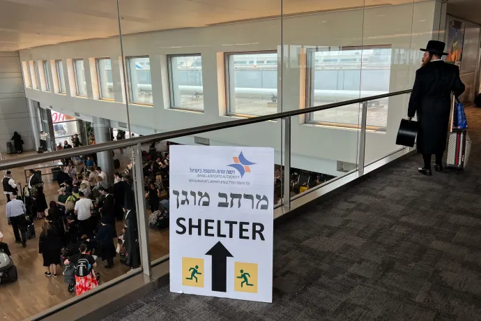 Egy „menedékhely” tábla látható a Tel Avivnál lévő Ben Gurion repülőtéren 2023. október 9-én – Fotó: Alexi J. Rosenfeld / Getty Images