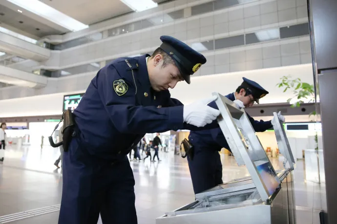 Japán egy ítéletnapi szekta miatt üzent hadat az utcai kukáknak