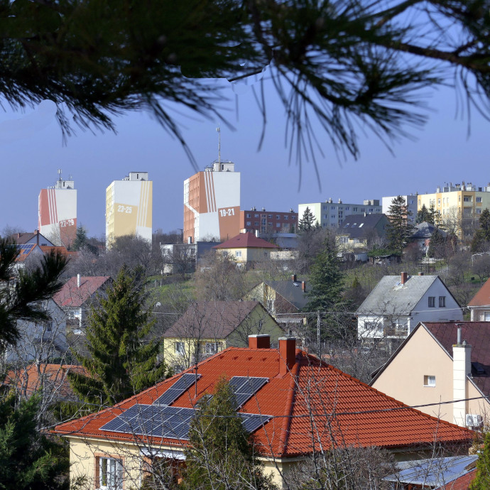 A minisztérium 50 százalékkal felülárazná a napelemes támogatásokat, ami 25 milliárd forint fölösleges kiadás lenne