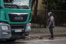 Sajnálja a történteket a sofőr, aki a kerítésnek hajtva egy 9 éves kisfiú halálát okozta