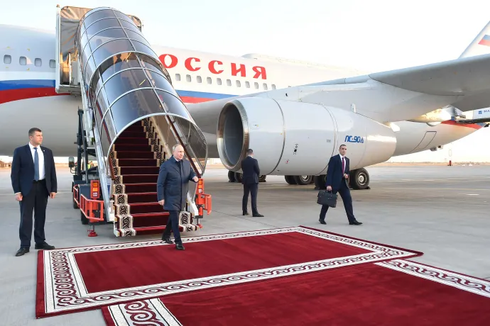 Putyin megérkezik a biskeki reülőtérre – Fotó: Ergesh Zhusubaliev / AFP