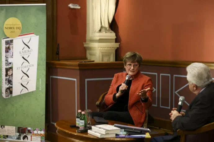 Katalin Karikó talks with János Horváth at her book launch event in Budapest – Photo: Róbert Hegedűs / MTI