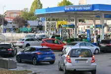 Ismerős? A választás előtt gyanúsan olcsó lett az üzemanyag, hiány és káosz lett belőle – csak most Lengyelországban