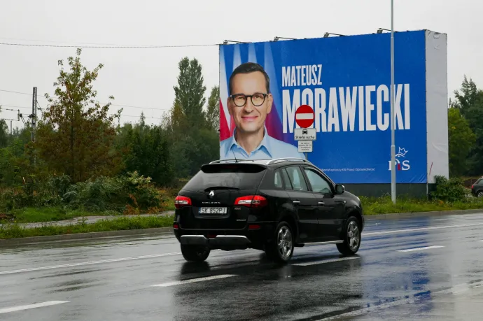Autó halad el Mateusz Morawiecki kampányplakátja előtt Katowicében – Fotó: Klaudia Radecka / NurPhoto / AFP