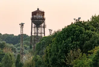 Egy van belőle az országban, mégis lebontja a MÁV a százéves víztornyot Szegeden