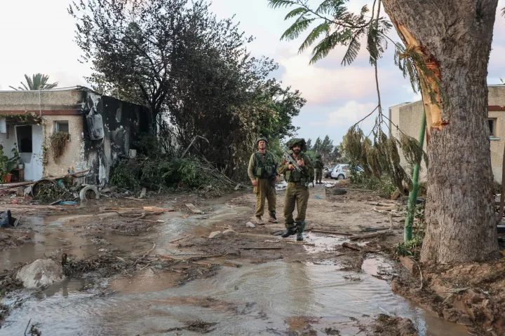 Izraeli katonák egy palesztin fegyveres támadás helyszínén, a Gázai övezet határán fekvő Kfar Aza izraeli kibucban 2023. október 11-én – Fotó: Gil Cohen-Magen / AFP 