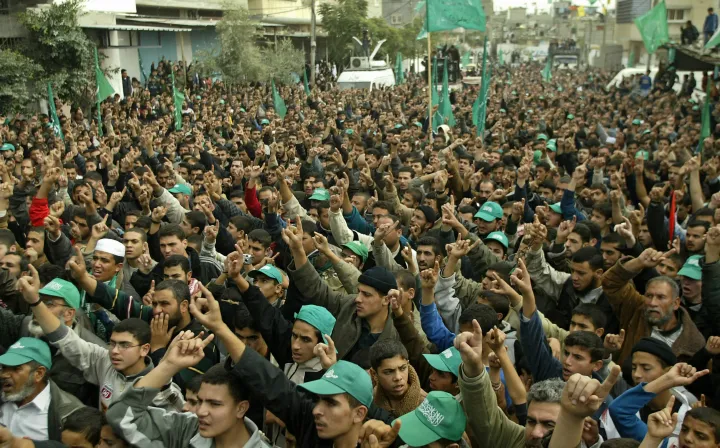 A Hamász palesztin támogatói a mozgalom 18. évfordulóját és a ciszjordániai városokban tartott önkormányzati választások utolsó fordulójában aratott győzelmüket ünneplik 2005. december 16-án a Gázai övezet északi részén lévő Dzsabalja menekülttáborban – Fotó: Mahmud Hams / AFP