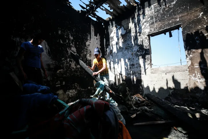 Kiégett palesztin családi ház, ahol három testvér halt meg a gyertyák által okozott tűzben, egy hosszan tartó áramkimaradás idején, a gázai Al-Nusairat menekülttáborban 2020. szeptember 2-án – Fotó: Mustafa Hassona / Anadolu Agency / AFP