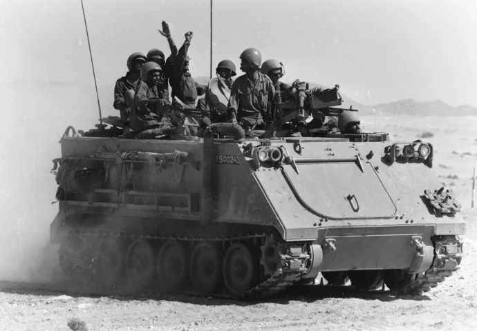 Izraeli katonák egy páncélozott kocsiban haladnak a sivatagban a jom kippuri háborúban – Fotó: Hulton-Deutsch Collection / Corbis / Getty Images