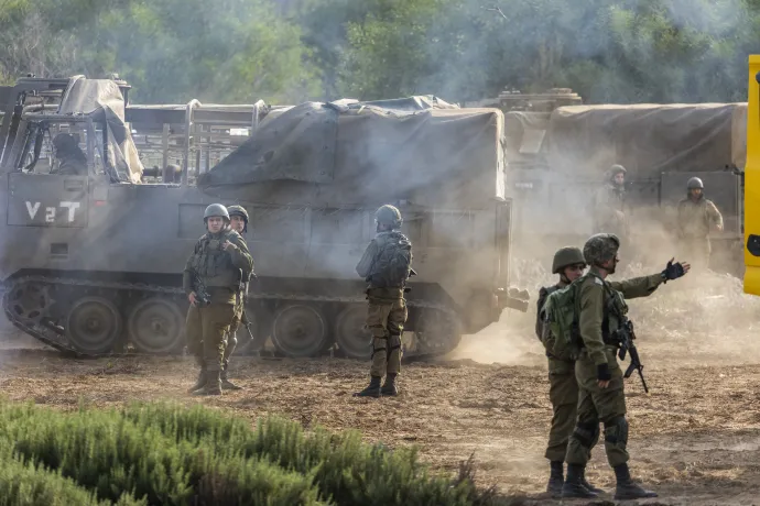 Izraeli katonák elfoglalják helyüket a gázai határ mentén – Fotó: Ilia Jefimovich / Picture Alliance-dpa / Getty Images)