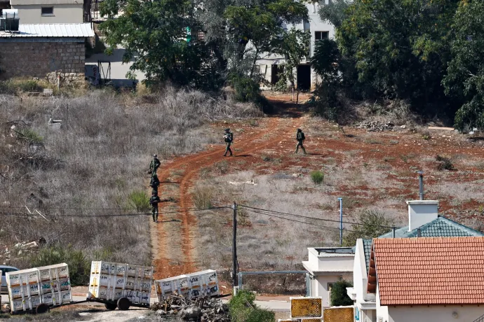 Izraeli katonák járőröznek az észak-izraeli Metula faluban, a libanoni-izraeli határ közelében 2023. október 12-én – Fotó: Thaier Al-Sudani / Reuters