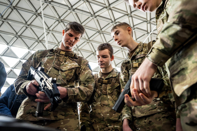 840 diák tanul kötelezően honvédelmet tesztüzemben, de nem mondják meg, hogy hol