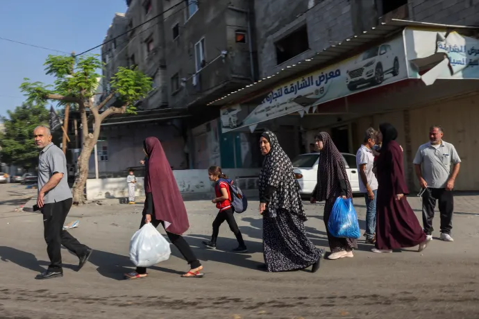 Gázavárosi lakosok biztonságosabb helyre menekülnek az izraeli légicsapások után – Fotó: Mohammed Abed / AFP