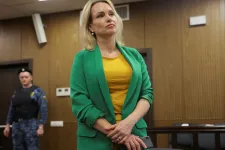 Az orosz állami tévé volt műsorvezetője azt állítja, hogy megmérgezték Párizsban, nyomozás indult