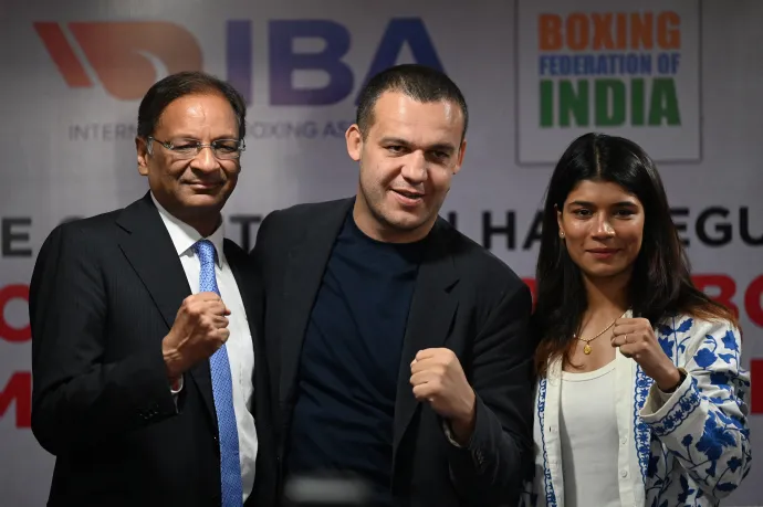 Ajay Singh, az india ökölvívó-szövetség elnöke, Umar Kremljov és Nikhat Zareen, indiai világbajnok pózolnak egy sajtótájékoztatón 2022. november 9-én, miután bejelentették, hogy India lesz a 2023-as IBA női ökölvívó-világbajnokság háigazdája – Fotó: Sajjad Hussain / AFP