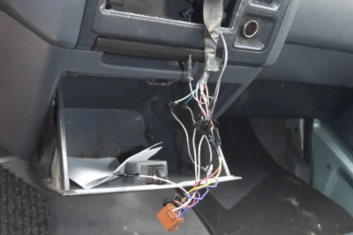 Rádiójától megfosztott autó a rendőrség kiskunhalasi telephelyén – Forrás: Magyarország Ügyészsége