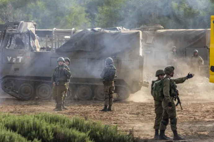 Israeli soldiers take up positions along the Gaza border – Photo: Ilia Jefimovich / Picture Alliancedpa / Getty Images)
