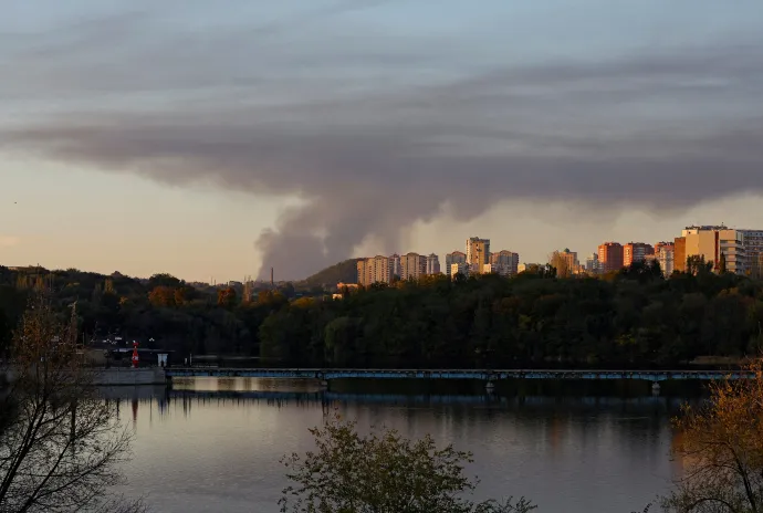Füst száll Avgyiivka felől egy orosz támadás után 2023. október 11-én – Fotó: Alexander Ermochenko / Reuters