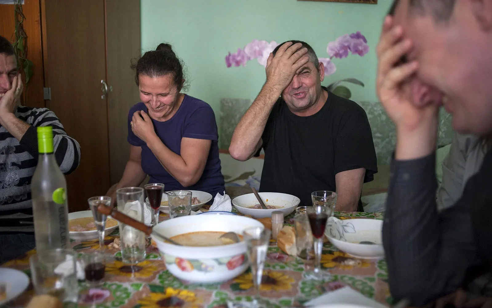 Párizsi vasárnapi ebéd, ahol előkerülnek az otthoni történetek, de a franciaországi viszontagságok is – Fotó: Petruț Călinescu
