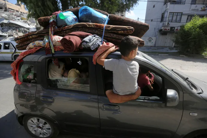 Palesztinok menekülnek Gázavárosból 2023. október 13 – Fotó: Ahmed Zakot / Reuters