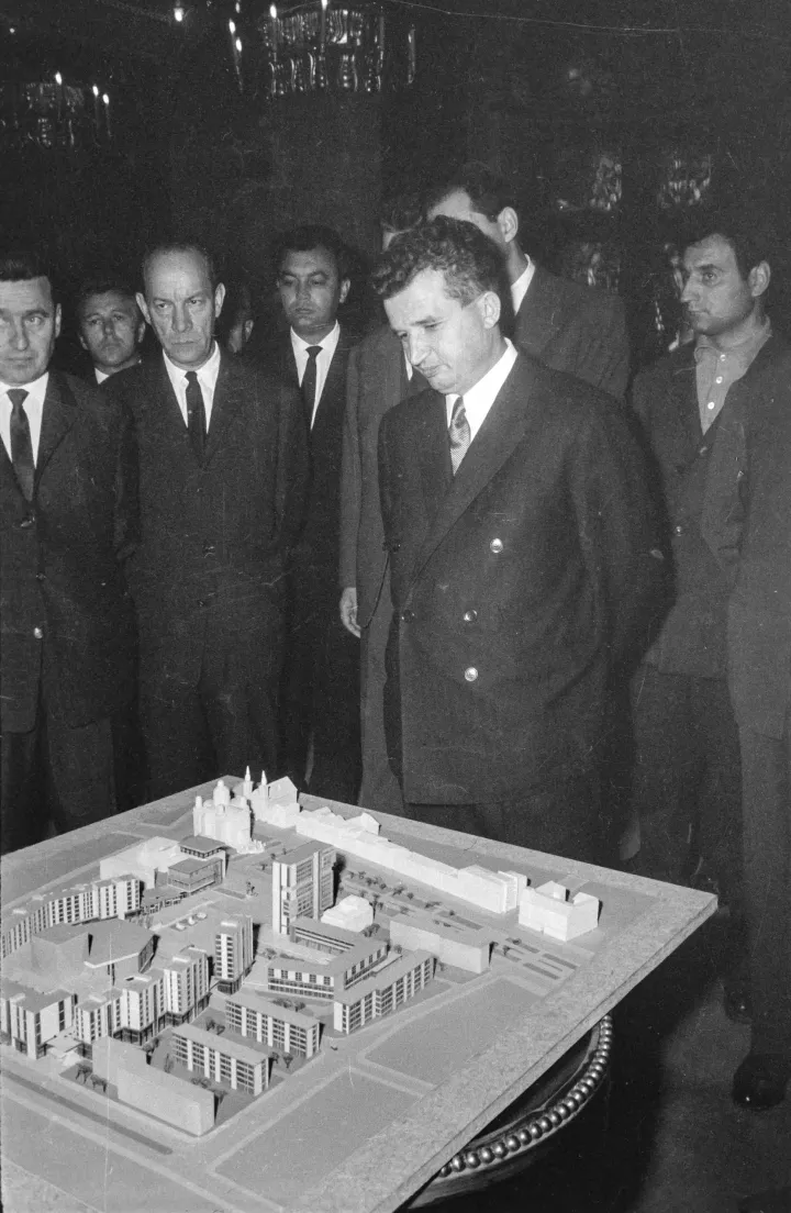 Ceausescu vizsgálja az új színházépület makettjét, mellette Tompa Miklós, a Marosvásárhelyi Nemzeti Színház igazgatója és a háttérben Sütő András – Fotó: Azopan fotóarchívum