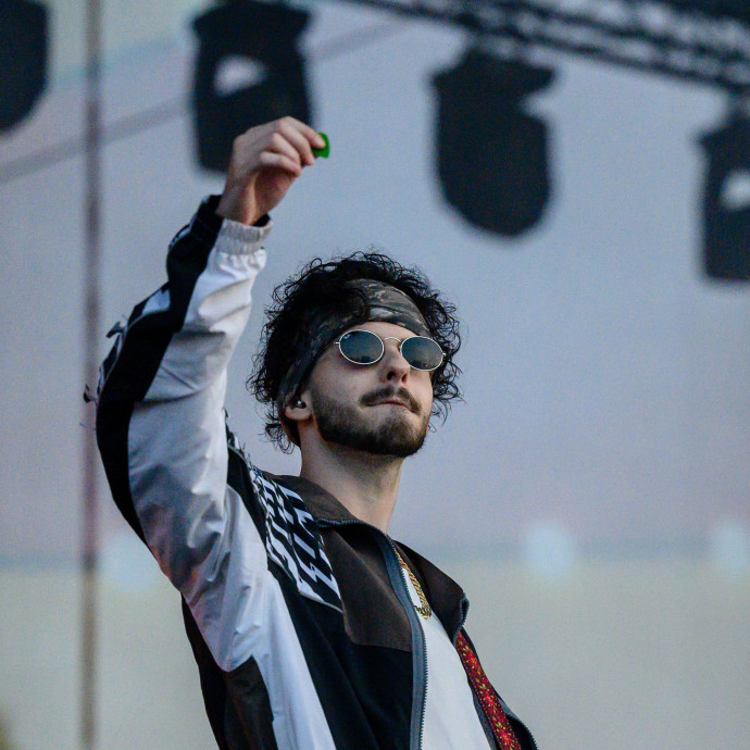 Milliárdos nagyságrendű összegeket mozgathat meg Azahriah duplakoncertje