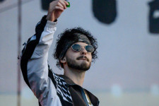 Milliárdos nagyságrendű összegeket mozgathat meg Azahriah duplakoncertje