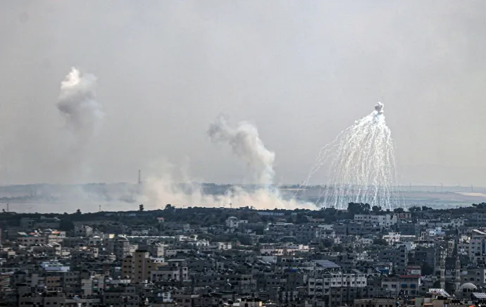 Vélhetően foszfortartalmú lövedék füstfelhője Gáza felett – Fotó: Ali Jadallah / Anadolu via AFP