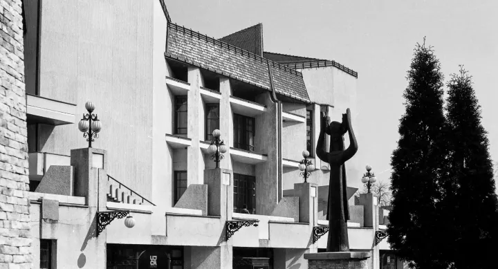 A Nemzeti Színház körüli modern szobrok – Fotó: Bach Lóránd/ Azopan Fotóarchívum