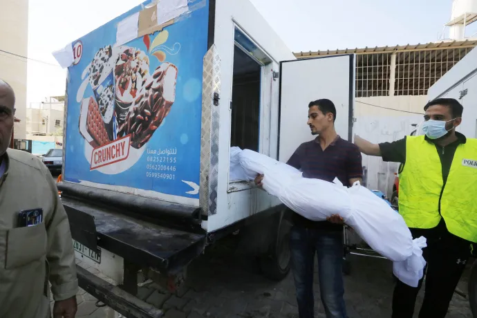 Fagyisautóba tesznek egy holttestet Gázában – Fotó: Ashraf Amra / Anadolu via AFP