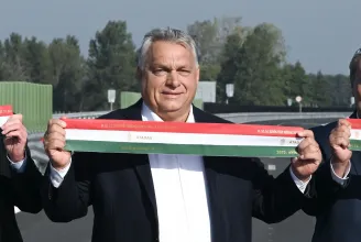 Orbán Viktor úgy adott át egy útszakaszt, mintha az egy kikötő lenne