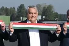 Orbán Viktor úgy adott át egy útszakaszt, mintha az egy kikötő lenne