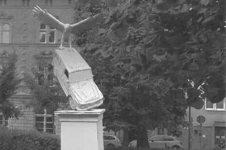 A BLM-szobor és a Fingó vitéz után terepjárót elragadó turul borzolhatja majd a kedélyeket Ferencvárosban